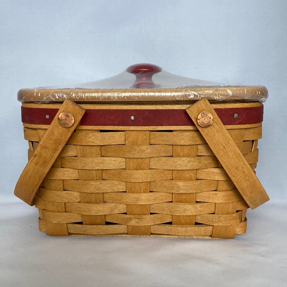 Longaberger basket in support of American Red Cross 2005 with lid.Mint condition
